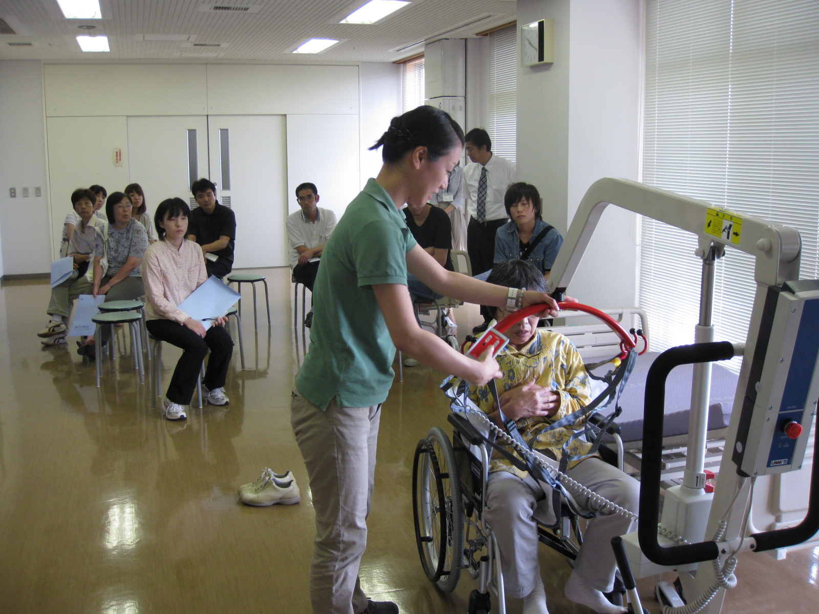 http://www.kaigo-kochi.jp/up_file/%E4%BB%8B%E8%AD%B7%E7%9B%B8%E8%AB%87%E3%83%BB%E5%B1%95%E7%A4%BA%E4%BC%9A%20004.jpg
